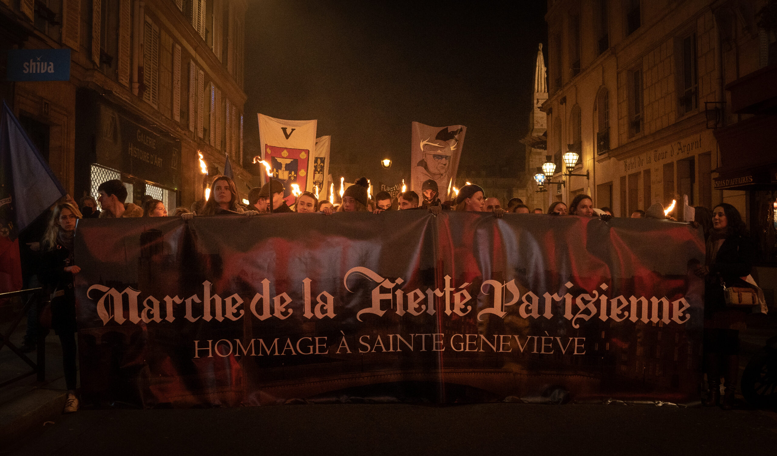 Photos : marche parisienne en l’honneur de sainte Geneviève