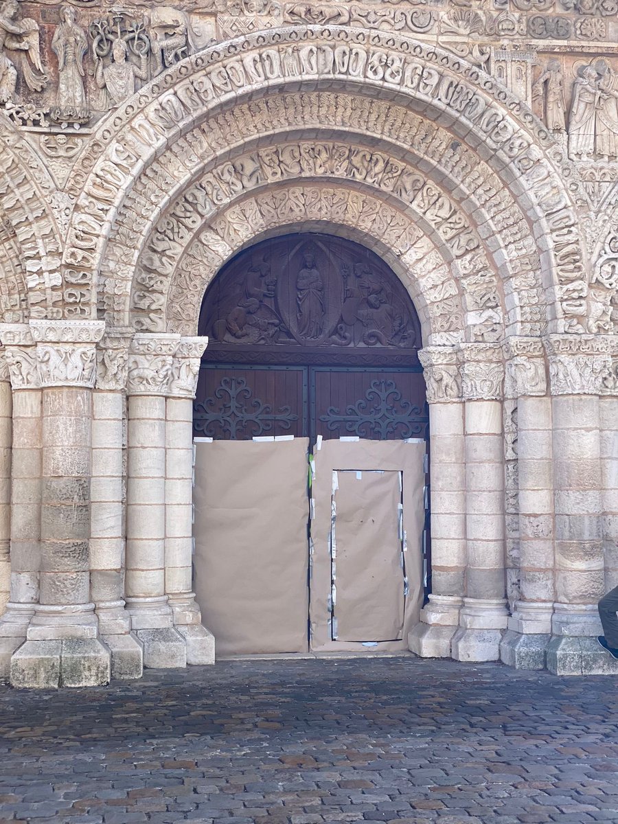 Eglise de Poitiers taguée : de quoi cet acte est-il le révélateur ?