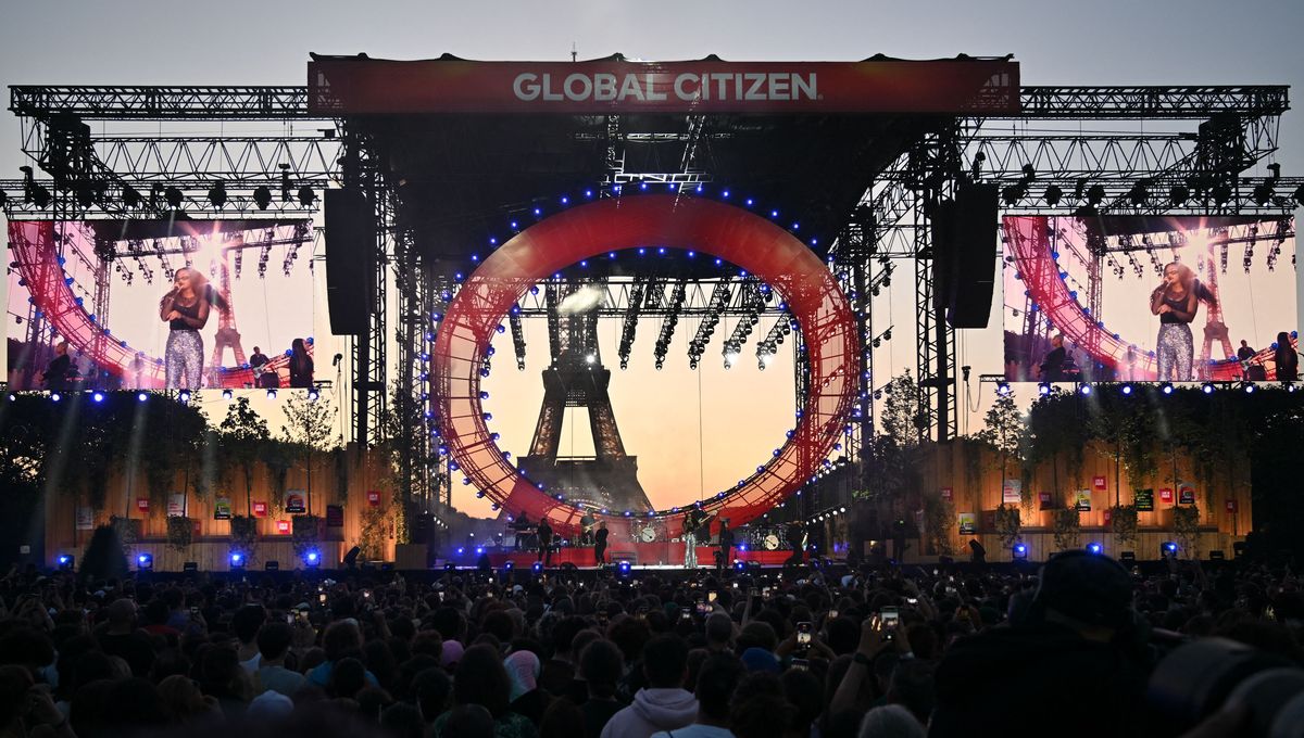Le concert a réuni 20.000 spectateurs, en majorité des jeunes, sur le Champ-de-Mars, au pied de la Tour Eiffel, jeudi 22 juin. © AFP - Anna Kurth