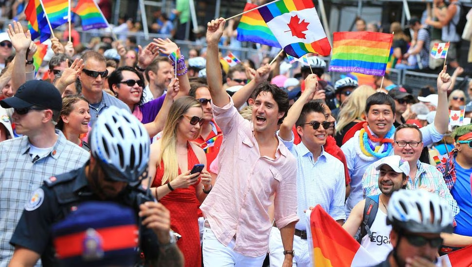 Le Premier ministre Justin Trudeau, en tête du défilé de la marche des fiertés, le dimanche 3 juillet 2016 à Toronto. AFP